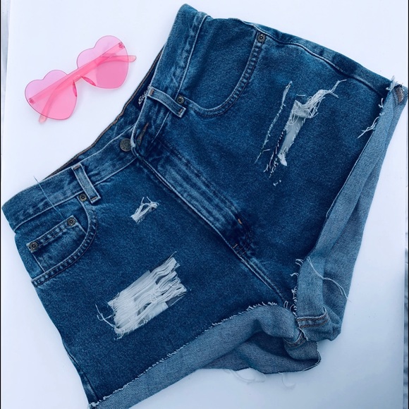Vintage high waisted denim shorts 💕💕 - Picture 2 of 8